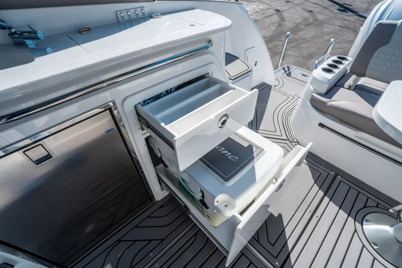 Slide: The Image of Hurricane SunDeck 3200 OB 2026 - 14