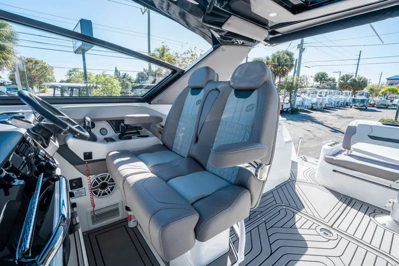 Slide: The Image of Hurricane SunDeck 3200 OB 2026 - 20