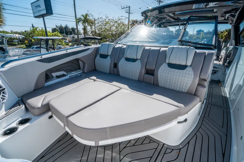 Slide: The Image of Hurricane SunDeck 3200 OB 2026 - 25