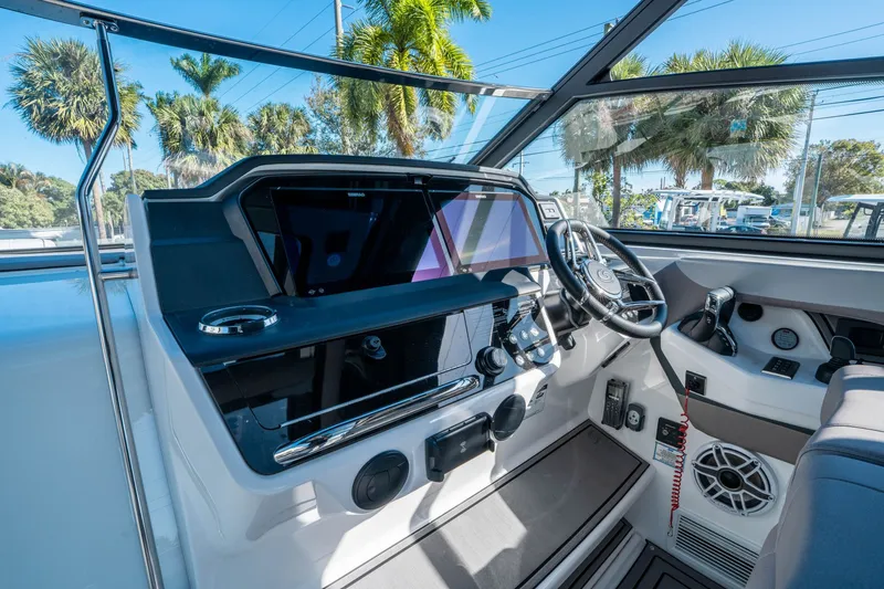 Slide: The Image of Hurricane SunDeck 3200 OB 2026 - 18