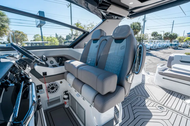 Slide: The Image of Hurricane SunDeck 3200 OB 2026 - 19