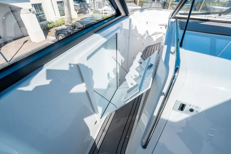 Slide: The Image of Hurricane SunDeck 3200 OB 2026 - 22