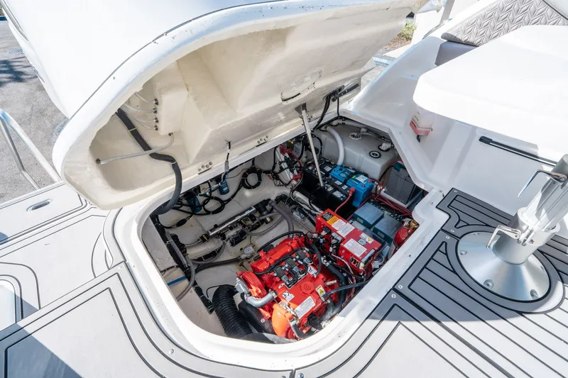 Slide: The Image of Hurricane SunDeck 3200 OB 2026 - 32