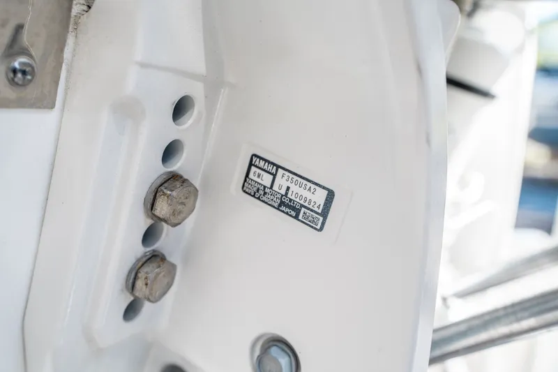 Slide: The Image of Hurricane SunDeck 3200 OB 2026 - 35