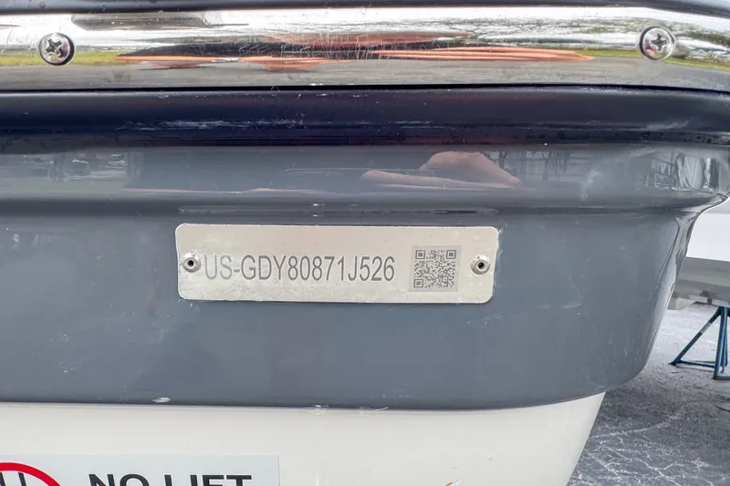 Slide: The Image of Hurricane SunDeck 3200 OB 2026 - 8