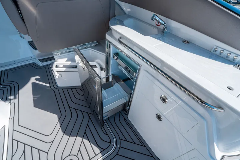 Slide: The Image of Hurricane SunDeck 3200 OB 2026 - 15