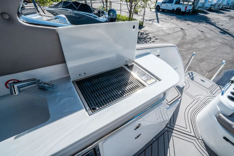 Slide: The Image of Hurricane SunDeck 3200 OB 2026 - 16