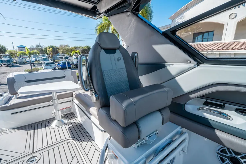 Slide: The Image of Hurricane SunDeck 3200 OB 2026 - 21