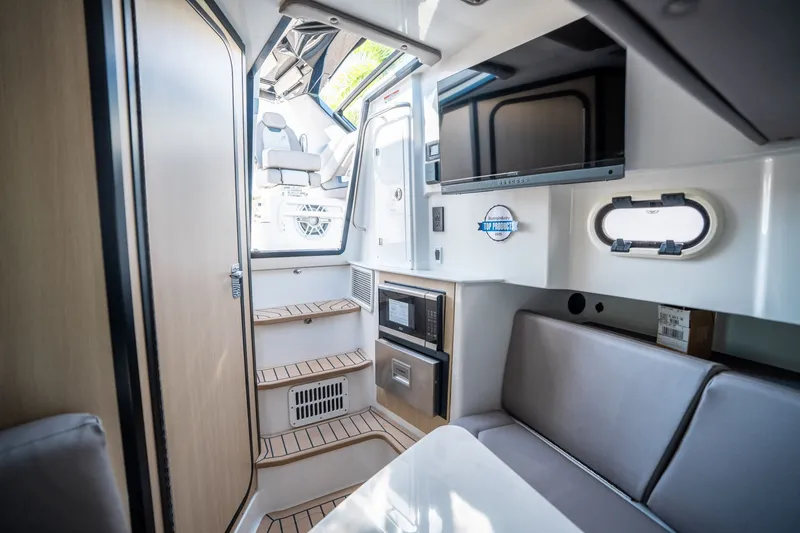 Slide: The Image of Hurricane SunDeck 3200 OB 2026 - 28