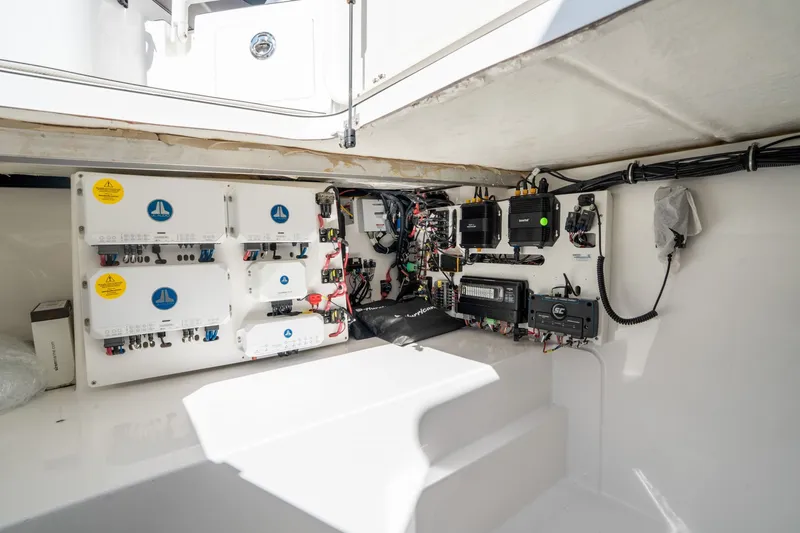 Slide: The Image of Hurricane SunDeck 3200 OB 2026 - 31