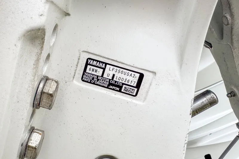 Slide: The Image of Hurricane SunDeck 3200 OB 2026 - 6