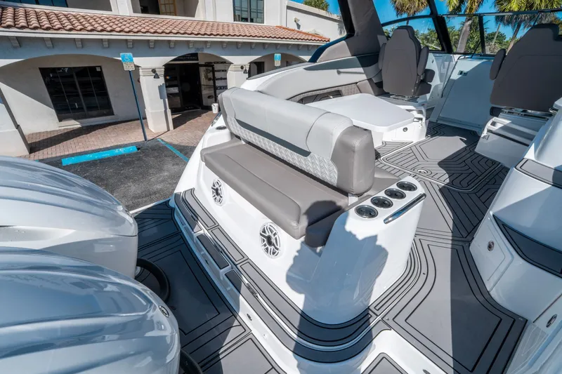 Slide: The Image of Hurricane SunDeck 3200 OB 2026 - 9