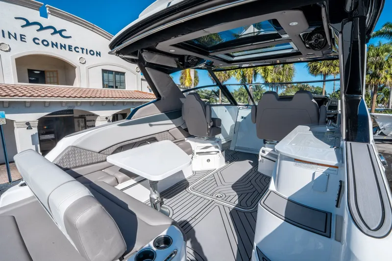 Slide: The Image of Hurricane SunDeck 3200 OB 2026 - 10