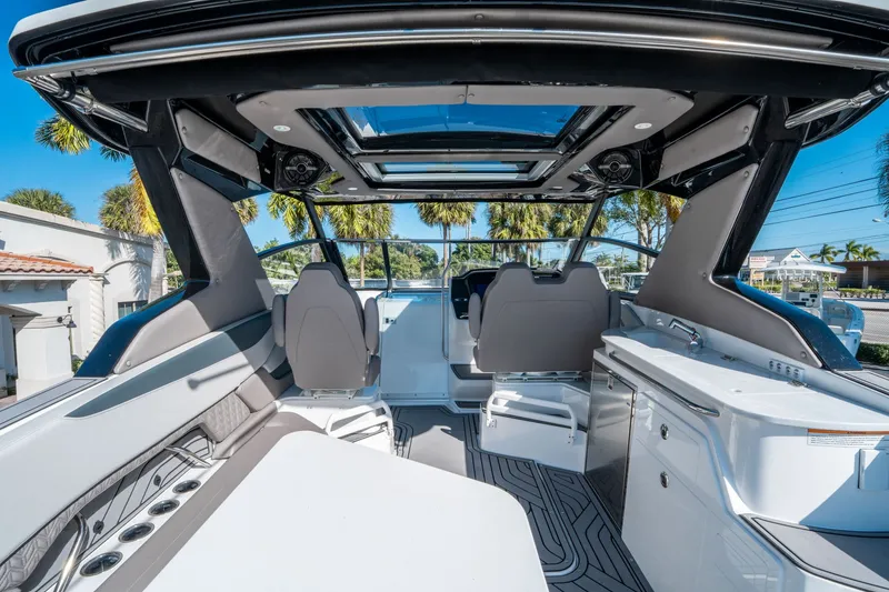 Slide: The Image of Hurricane SunDeck 3200 OB 2026 - 13