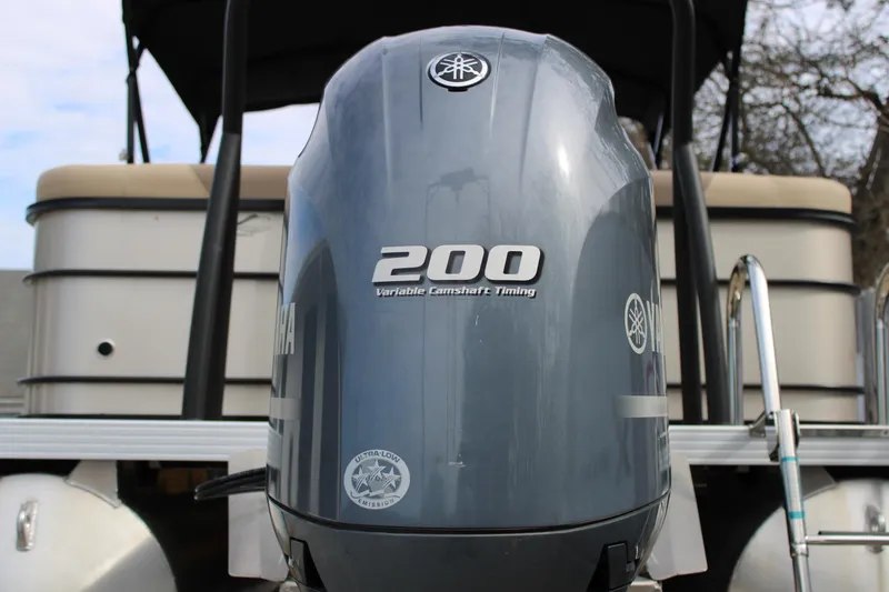 Slide: The Image of 2023 Veranda VR22RC with Yamaha 200 outboard motor, showcasing variable camshaft timing. - 5