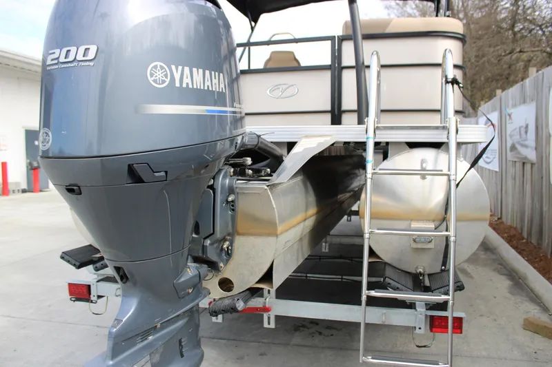 Slide: The Image of 2023 Veranda VR22RC pontoon boat with Yamaha 200 engine and rear ladder. - 6