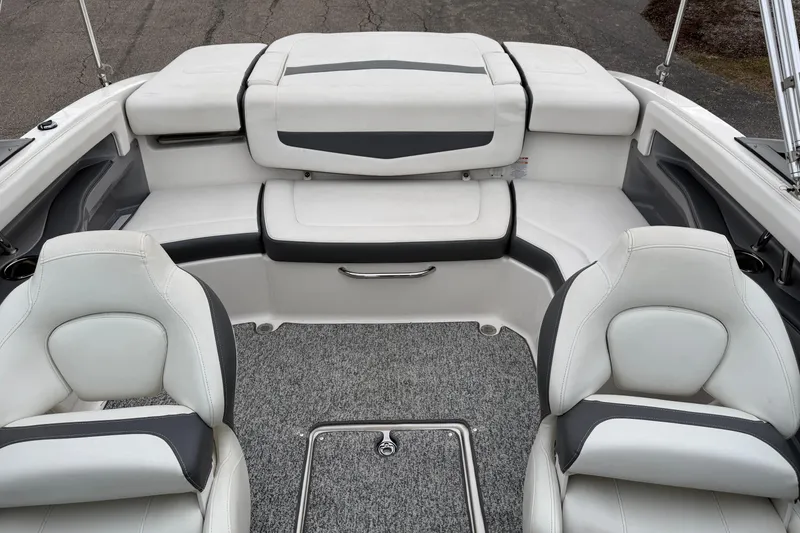 Slide: The Image of Interior of 2014 Chaparral 206 SSi boat with white and gray seating. - 10