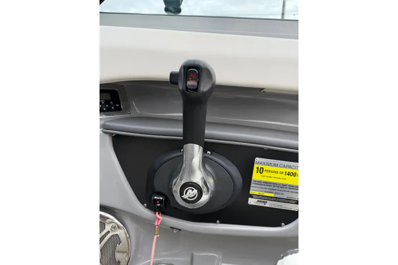 Slide: The Image of 2014 Chaparral 206 SSi boat throttle control with capacity label. - 17