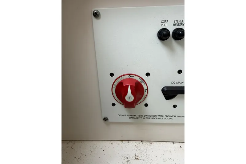 Slide: The Image of Control panel of a 2014 Chaparral 206 SSi boat with battery switch and warning label. - 6