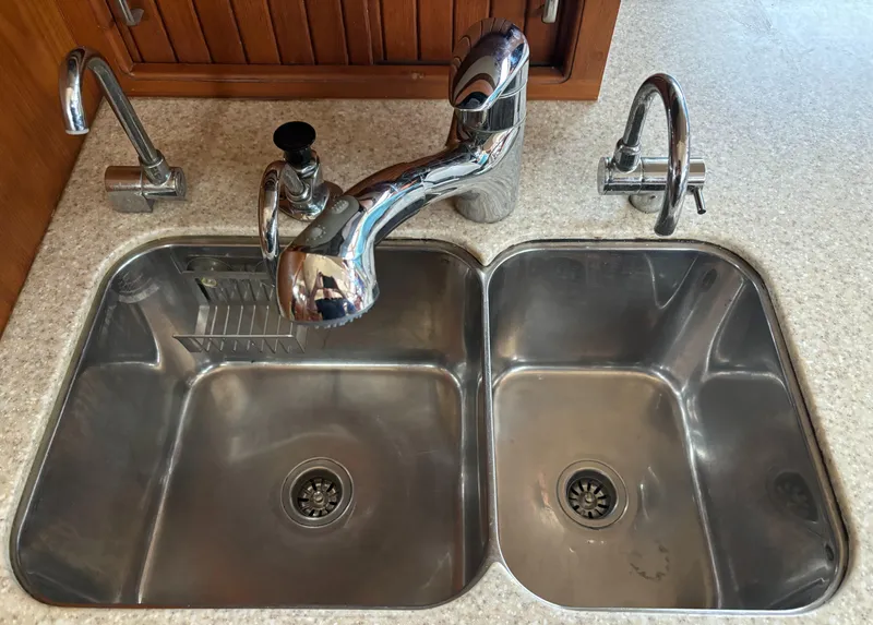 Slide: The Image of Double sink in Island Packet 445 yacht, year 2005. - 13