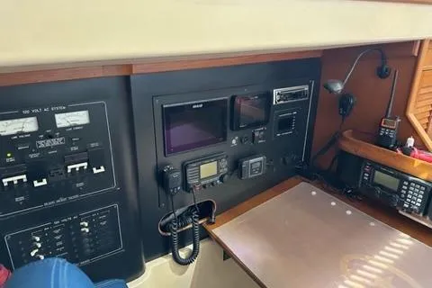 Slide: The Image of Navigation system of Island Packet 445 sailboat, year 2005. - 9