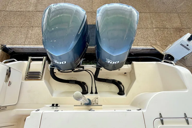Slide: The Image of 2019 Grady-White Freedom 285 boat with dual Yamaha 300 engines, top view. - 40