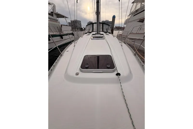 Slide: The Image of 1997 Beneteau Oceanis 351 sailboat deck view at marina, overcast sky. - 14