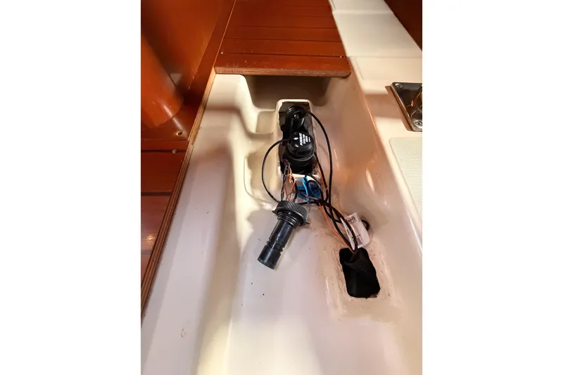 Slide: The Image of 1997 Beneteau Oceanis 351 interior wiring and components detail. - 64