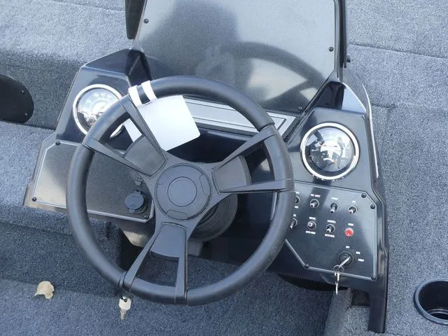 Slide: The Image of Lowe Stinger 175C 2026 - 11