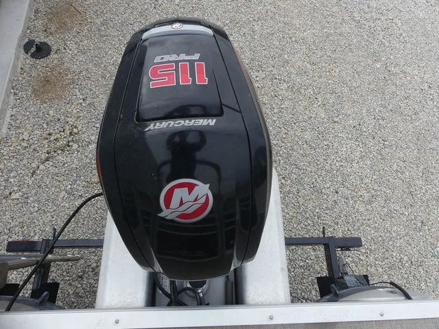 Slide: The Image of Sun Tracker Party Barge 22 DLX 2022 - 18