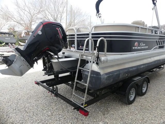 Slide: The Image of Sun Tracker Party Barge 22 DLX 2022 - 5