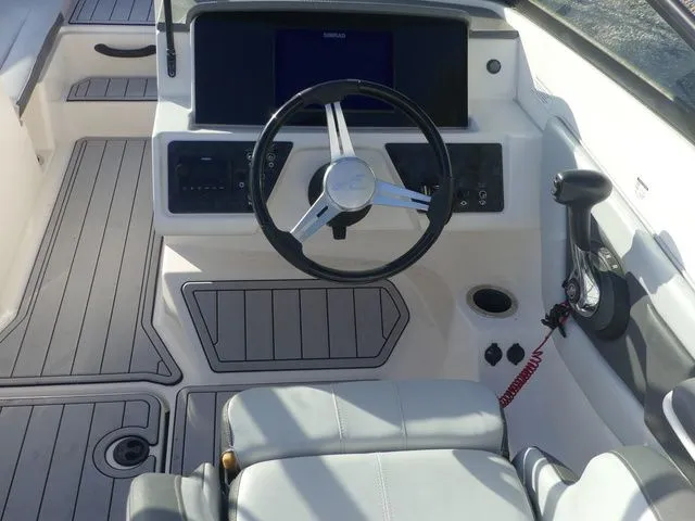 Slide: The Image of Sea Ray SPX 210 2020 - 11