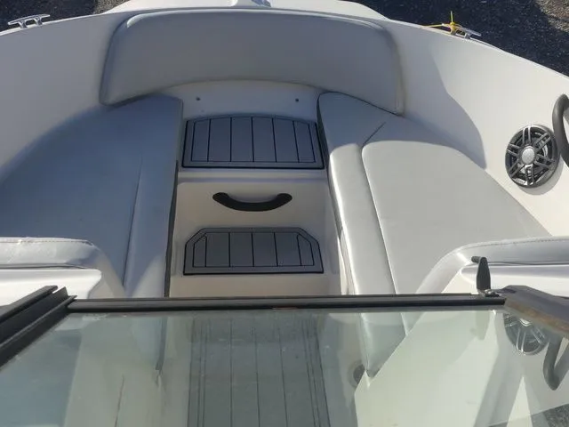 Slide: The Image of Sea Ray SPX 210 2020 - 13