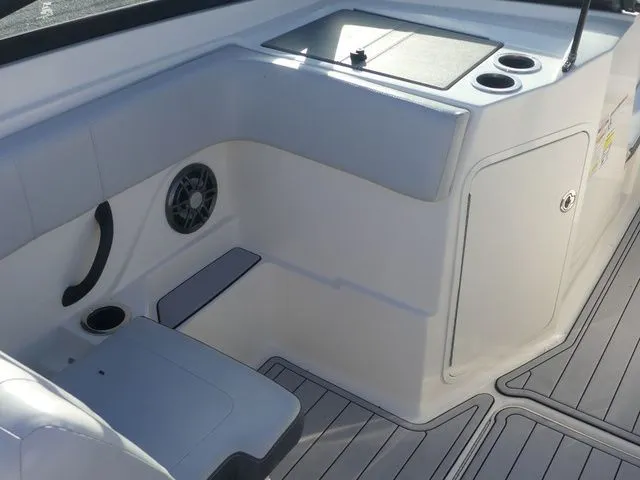 Slide: The Image of Sea Ray SPX 210 2020 - 14