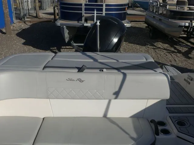 Slide: The Image of Sea Ray SPX 210 2020 - 17
