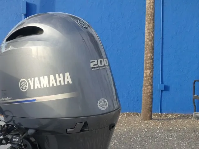 Slide: The Image of Robalo R222 2020 - 10