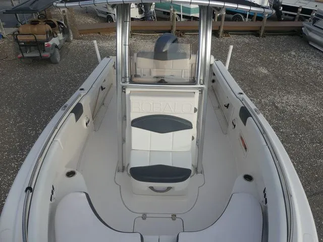 Slide: The Image of Robalo R222 2020 - 13