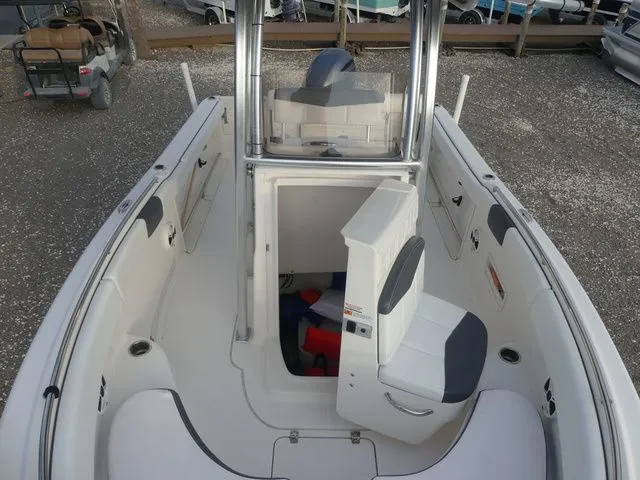 Slide: The Image of Robalo R222 2020 - 15