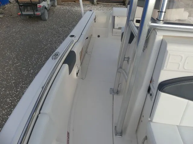 Slide: The Image of Robalo R222 2020 - 16