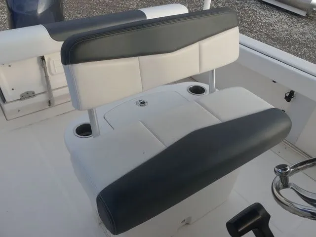 Slide: The Image of Robalo R222 2020 - 18