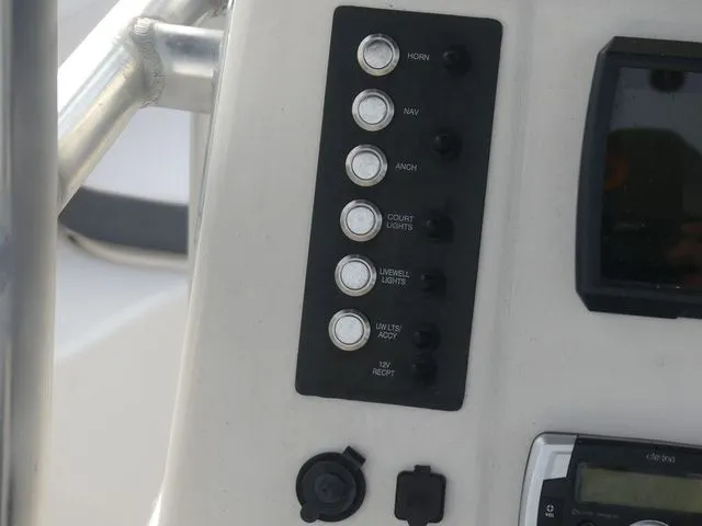 Slide: The Image of Robalo R222 2020 - 24