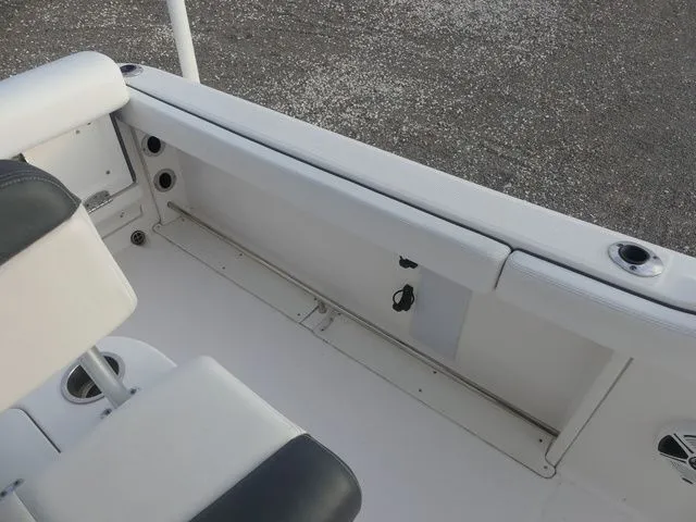 Slide: The Image of Robalo R222 2020 - 25