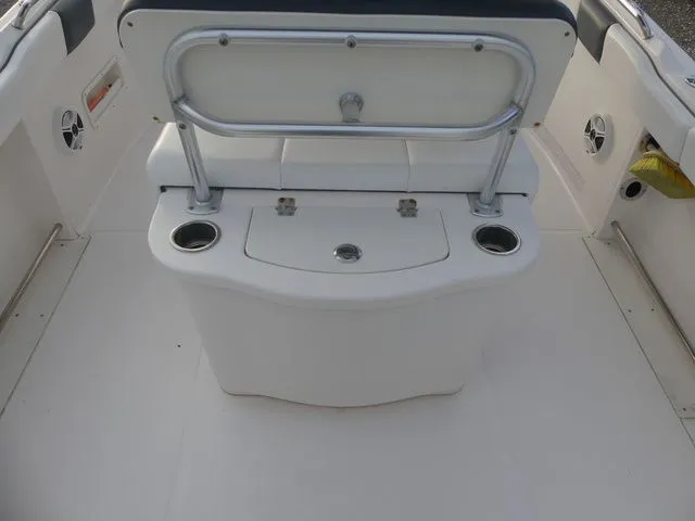 Slide: The Image of Robalo R222 2020 - 27