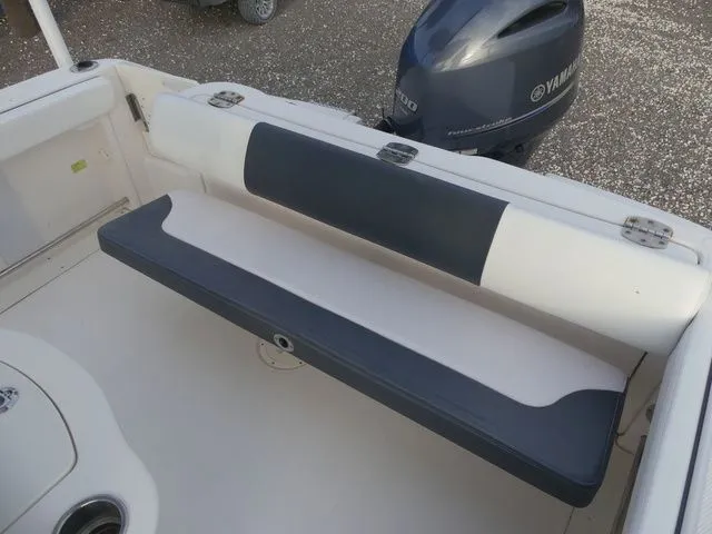 Slide: The Image of Robalo R222 2020 - 30