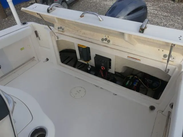 Slide: The Image of Robalo R222 2020 - 31