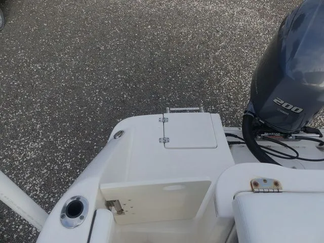 Slide: The Image of Robalo R222 2020 - 32