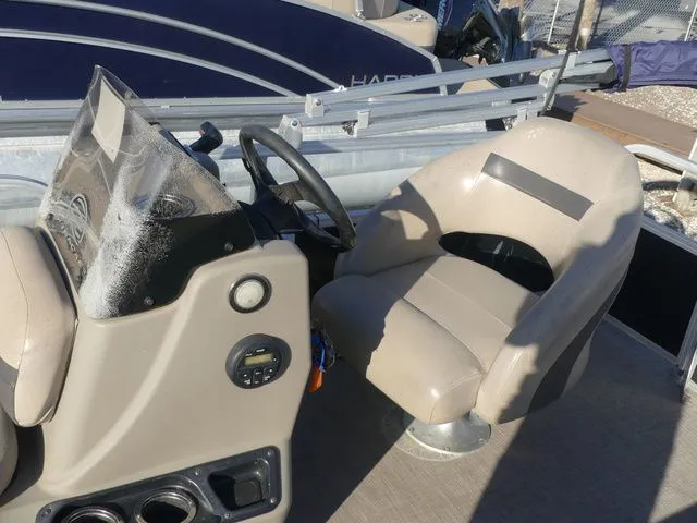 Slide: The Image of Sun Tracker Bass Buggy® 16 XL 2021 - 8