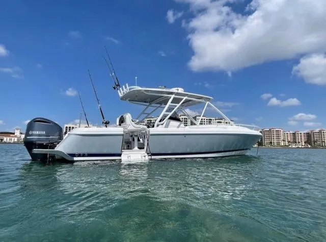 The Image of Intrepid 327 C 2014 - 1