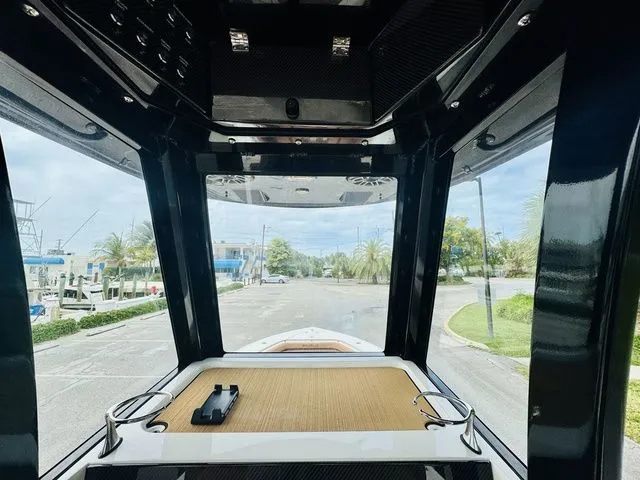 Slide: The Image of Shearwater 260 LFX 2026 - 12