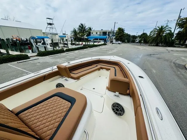 Slide: The Image of Shearwater 260 LFX 2026 - 18